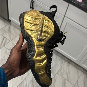 Black and Gold Nike Foamposite 7.5/10 will clean before shipping 100% Authentic